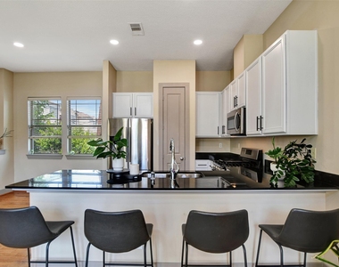 837 W 25th Street - Photo Thumbnail 1