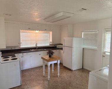1706 Smith Street - Photo Thumbnail 3