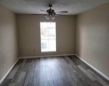 1516 Bay Area Boulevard - Photo Thumbnail 10
