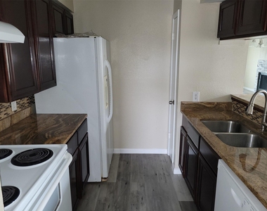 1516 Bay Area Boulevard - Photo Thumbnail 5