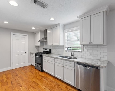 1305 Idylwild Street - Photo Thumbnail 8