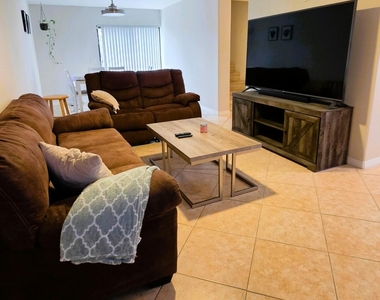 612 Cedar Side Circle Ne - Photo Thumbnail 3