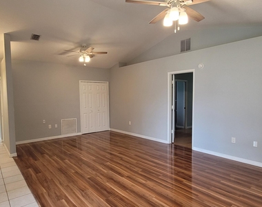 731 John Carroll Lane - Photo Thumbnail 4