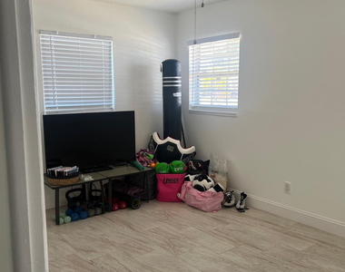 581 Oxford Avenue - Photo Thumbnail 22