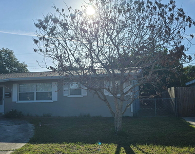 581 Oxford Avenue - Photo Thumbnail 2