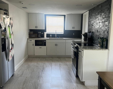581 Oxford Avenue - Photo Thumbnail 11