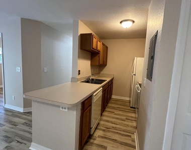 220 Columbia Drive - Photo Thumbnail 3