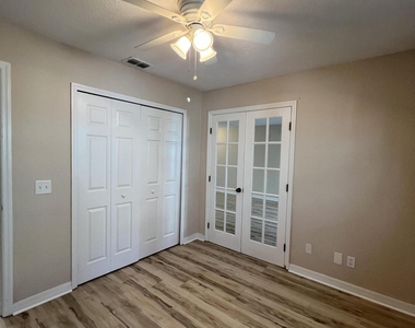 220 Columbia Drive - Photo Thumbnail 4