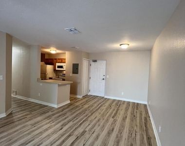 220 Columbia Drive - Photo Thumbnail 2