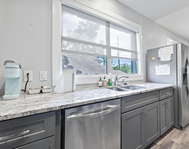 412 Drew Street - Photo Thumbnail 6