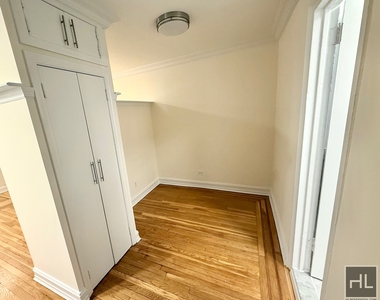 East 51 Street - Photo Thumbnail 3