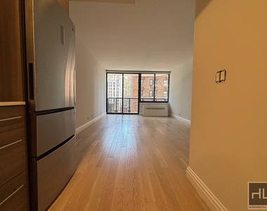 West 48th Street - Photo Thumbnail 2
