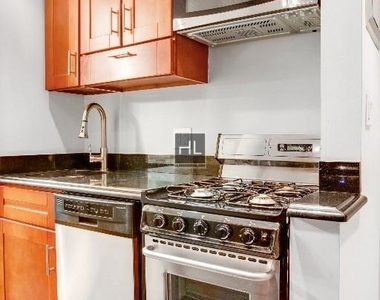 West 53 Street - Photo Thumbnail 4