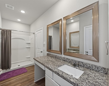 804 Pearl River Drive - Photo Thumbnail 14