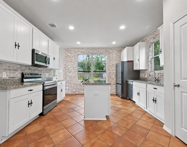 804 Pearl River Drive - Photo Thumbnail 4