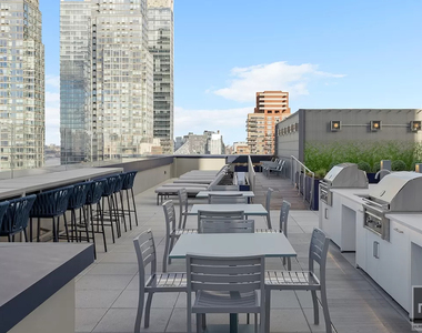 West 38th Street - Photo Thumbnail 12