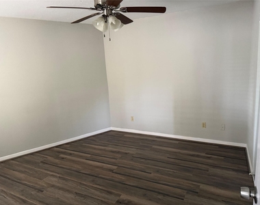 6107 Snug Harbor Boulevard - Photo Thumbnail 11