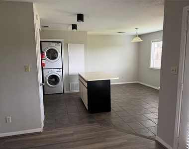 6107 Snug Harbor Boulevard - Photo Thumbnail 7