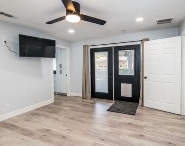 712 Clarence Street - Photo Thumbnail 14