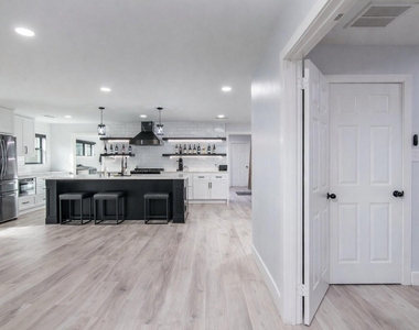 712 Clarence Street - Photo Thumbnail 11