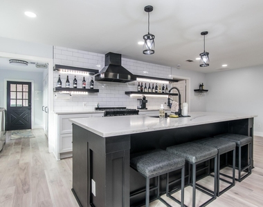 712 Clarence Street - Photo Thumbnail 1