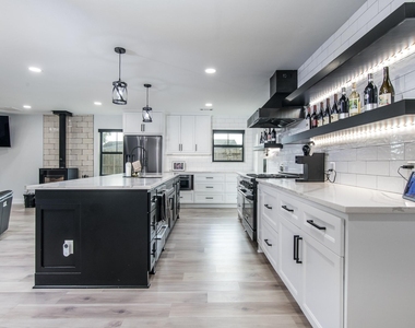 712 Clarence Street - Photo Thumbnail 3