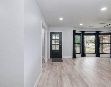 712 Clarence Street - Photo Thumbnail 6