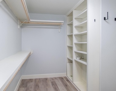 712 Clarence Street - Photo Thumbnail 16