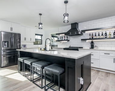 712 Clarence Street - Photo Thumbnail 2