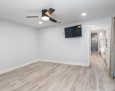 712 Clarence Street - Photo Thumbnail 13