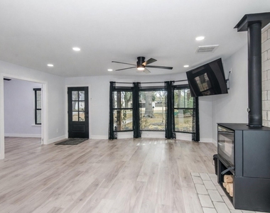 712 Clarence Street - Photo Thumbnail 8