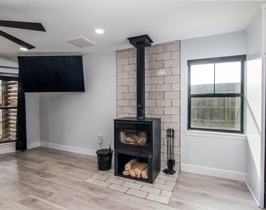 712 Clarence Street - Photo Thumbnail 4