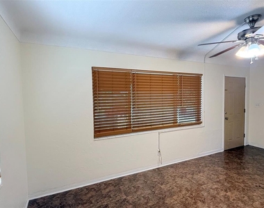 5541 Lown Street N - Photo Thumbnail 3