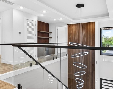 4426 W Euclid Avenue - Photo Thumbnail 27