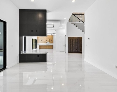 4426 W Euclid Avenue - Photo Thumbnail 7
