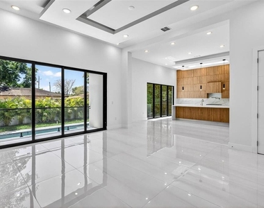 4426 W Euclid Avenue - Photo Thumbnail 8