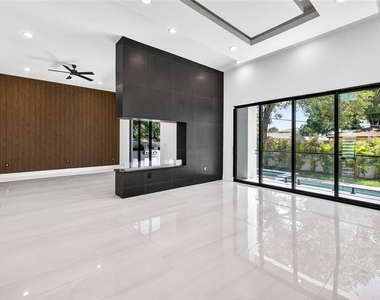 4426 W Euclid Avenue - Photo Thumbnail 9