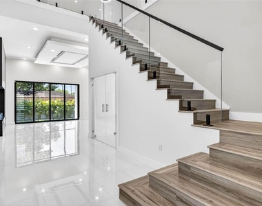 4426 W Euclid Avenue - Photo Thumbnail 2