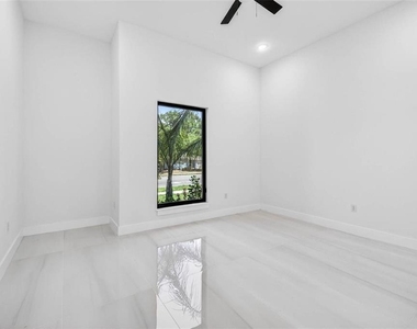 4426 W Euclid Avenue - Photo Thumbnail 23