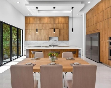 4426 W Euclid Avenue - Photo Thumbnail 12