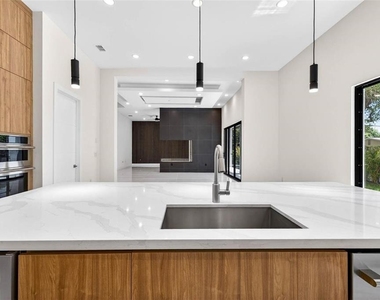 4426 W Euclid Avenue - Photo Thumbnail 16