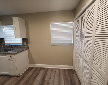 107 W Clay Avenue - Photo Thumbnail 4