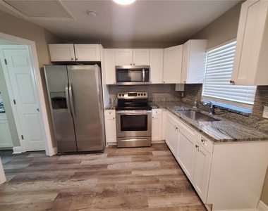 107 W Clay Avenue - Photo Thumbnail 5
