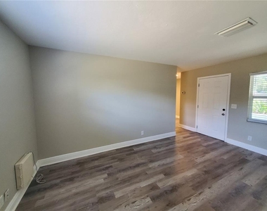 107 W Clay Avenue - Photo Thumbnail 3
