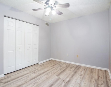 3101 Lake Pine Way S - Photo Thumbnail 12