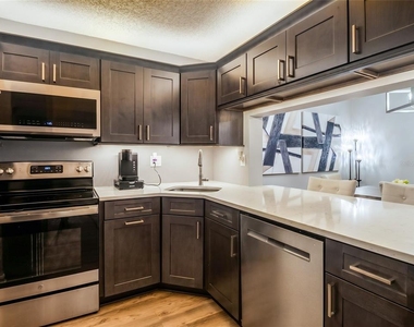 3101 Lake Pine Way S - Photo Thumbnail 6