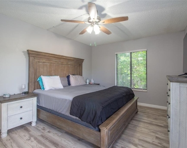 3101 Lake Pine Way S - Photo Thumbnail 8