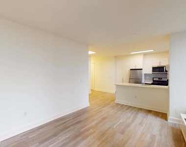 10 Hanover Square - Photo Thumbnail 1
