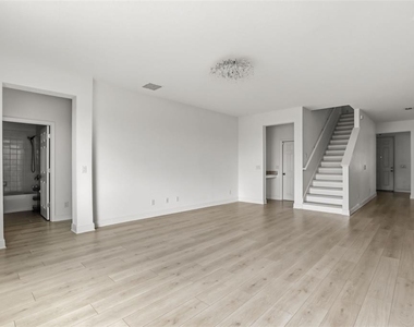 14452 Crestavista Avenue - Photo Thumbnail 2
