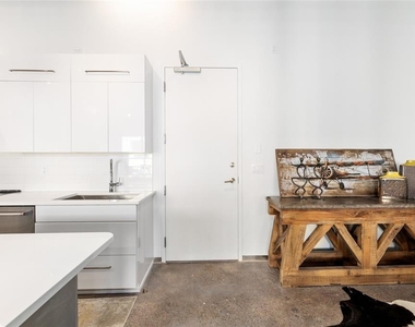 302 Se Broadway Street - Photo Thumbnail 3